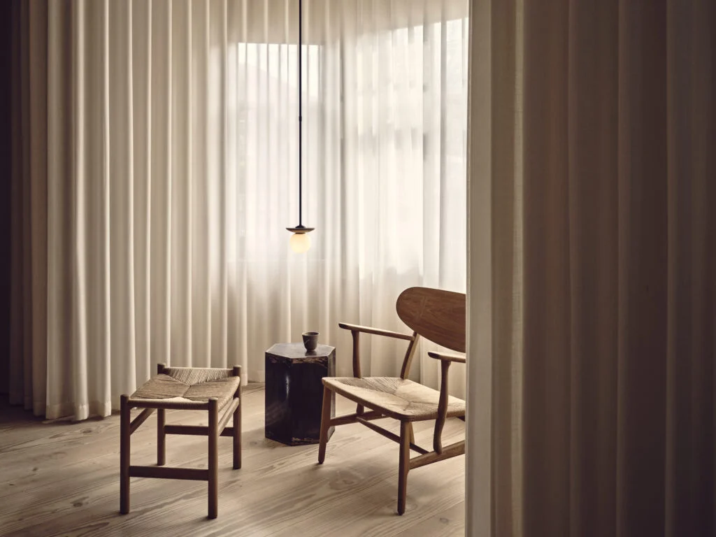 00NEW-2023.04_Orbit-Pendant-Travertine-1-ON-Ben-Anders-x-Laura-Fulmine-scaled