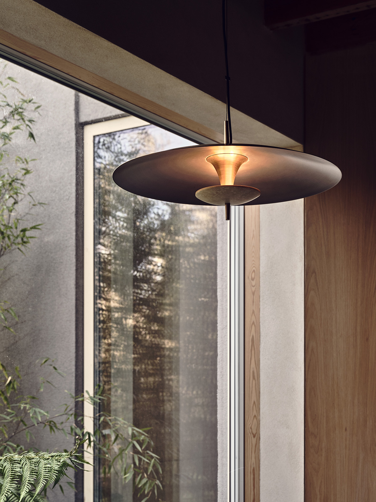 00NEW2023.04_Luna-Pendant-Travertine-ON-Ben-Anders-x-Laura-Fulmine