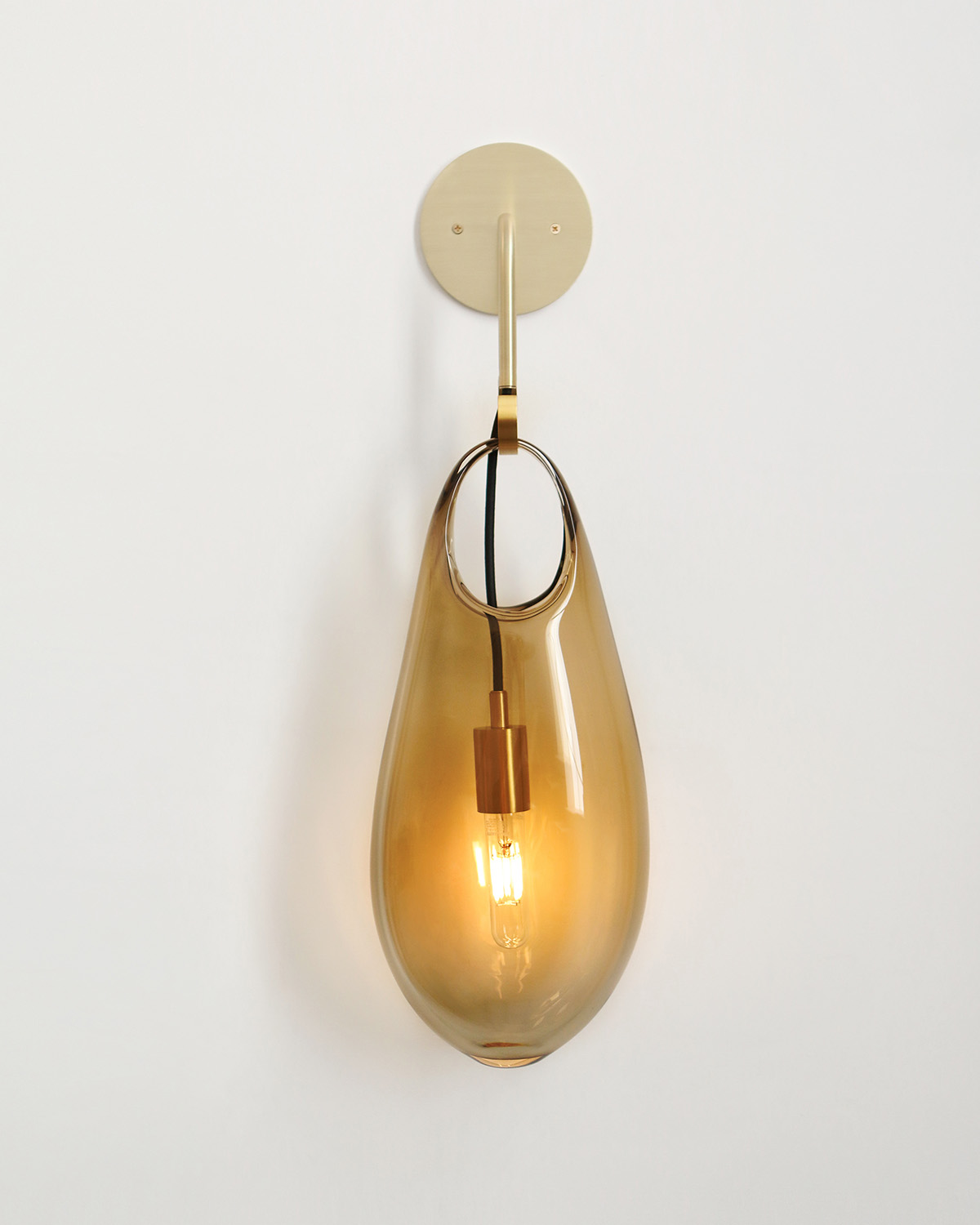 SkLO_Hold18_Sconce_LT261OLVB_SGR-1